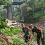 Babinsa Kiduldalem, Bhabinkamtibmas dan Warga Kompak Bersihkan Bantaran Sungai Brantas
