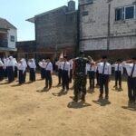 Tanamkan Disiplin Sejak Dini, Babinsa Karangbesuki Beri Pembinaan kepada Siswa SMP Islam Sabillurosy...