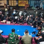 Cangkrukan Bareng Satlinmas, Babinsa Sukoharjo Ajak Warga Jaga Keamanan Lingkungan