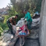 Tak Kenal Lelah, Babinsa Klojen Angkut Material Demi Percepatan Jembatan Garuda Oro-Oro Dowo