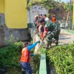 Sampah dan Lumpur Diangkat, Babinsa Tulusrejo Bersama Warga Bergerak Cegah Banjir