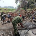 Gotong Royong Tanpa Sekat, Koramil Kedungkandang dan Warga Cor Jembatan Perintis Garuda