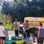 Polsek Donomulyo Salurkan 2.000 Liter Air Bersih untuk Warga Sumberoto