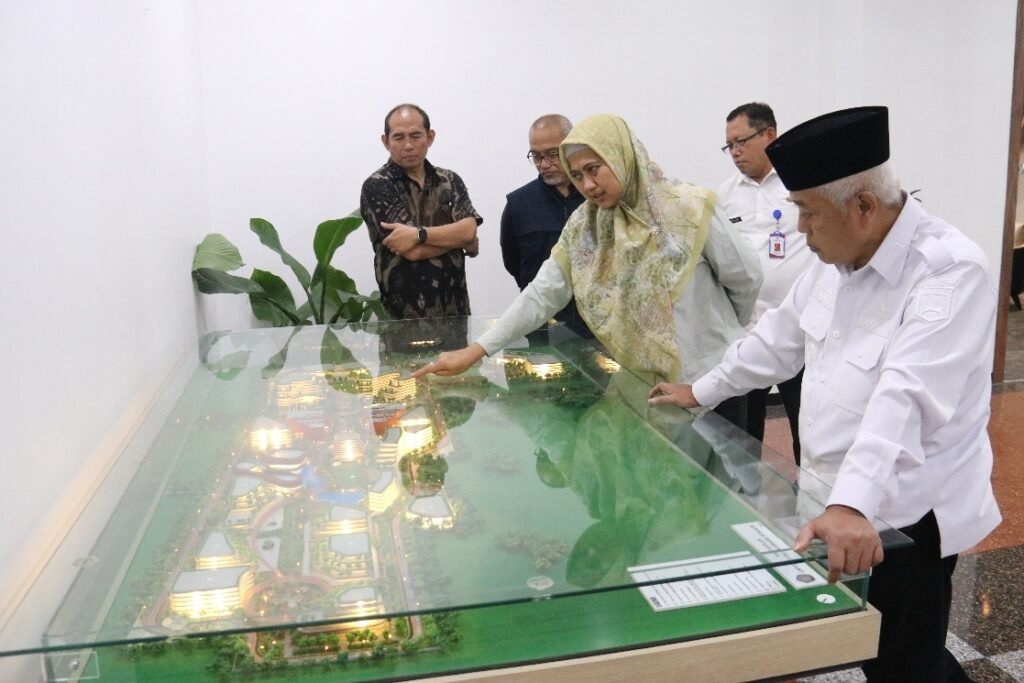 PAMER: Bupati Malang, HM Sanusi, menunjukkan maket rencana pembangunan Alun Alun Kepanjen, dihadapan tim dari Universitas Brawijaya. (Foto: Prokopim Sekda Kab. Malang)