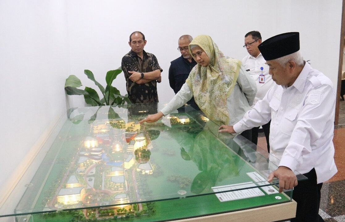 PAMER: Bupati Malang, HM Sanusi, menunjukkan maket rencana pembangunan Alun Alun Kepanjen, dihadapan tim dari Universitas Brawijaya. (Foto: Prokopim Sekda Kab. Malang)