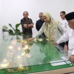 PAMER: Bupati Malang, HM Sanusi, menunjukkan maket rencana pembangunan Alun Alun Kepanjen, dihadapan tim dari Universitas Brawijaya. (Foto: Prokopim Sekda Kab. Malang)