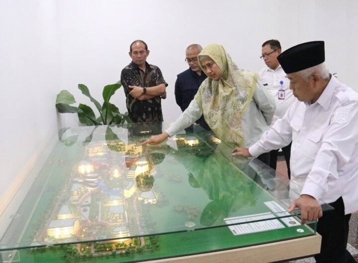 PAMER: Bupati Malang, HM Sanusi, menunjukkan maket rencana pembangunan Alun Alun Kepanjen, dihadapan tim dari Universitas Brawijaya. (Foto: Prokopim Sekda Kab. Malang)
