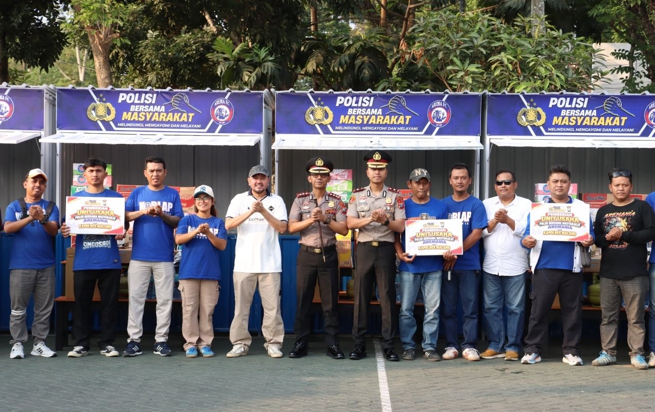 Wujud Nyata Polisi Bersama Masyarakat: Polres Malang Serahkan Bantuan Rombong UMKM ke Aremania