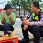 Sambil Ngopi, BM 2 Malang Edukasi Pedagang Kopi Keliling Tuli soal Keselamatan Berkendara