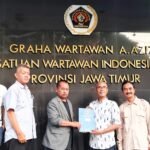 Lutfil Hakim dan Dwi Eko Lokononto Ambil Formulir Bakal Calon Ketua PWI Jatim dan DKP