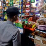 Ciptakan Kamtibmas Kondusif, Polsek Tirtoyudo Sisir Toko Kelontong Rawan Miras