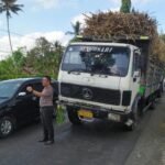 Kemacetan di Jalan Raya Mbodo Diantisipasi, Kapolsek Sumberpucung Turun Langsung ke Lokasi
