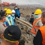Tinjau TPA Supiturang: Gubernur Khofifah Pinjamkan Helikopter Water Bombing Gunung Arjuno