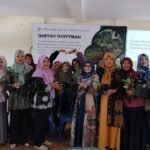 Tim UIN Mengabdi Berdampak Serahkan Bibit Sayur di Desa Dengkol